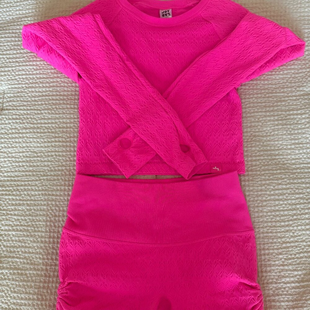 JoyLab Cropped Fit Seamless Tee (M) w/ Bike Shorts (S) ~ Cayenne, Vibrant Pink
